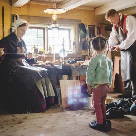 Familj på besök i Skomakeriet_1